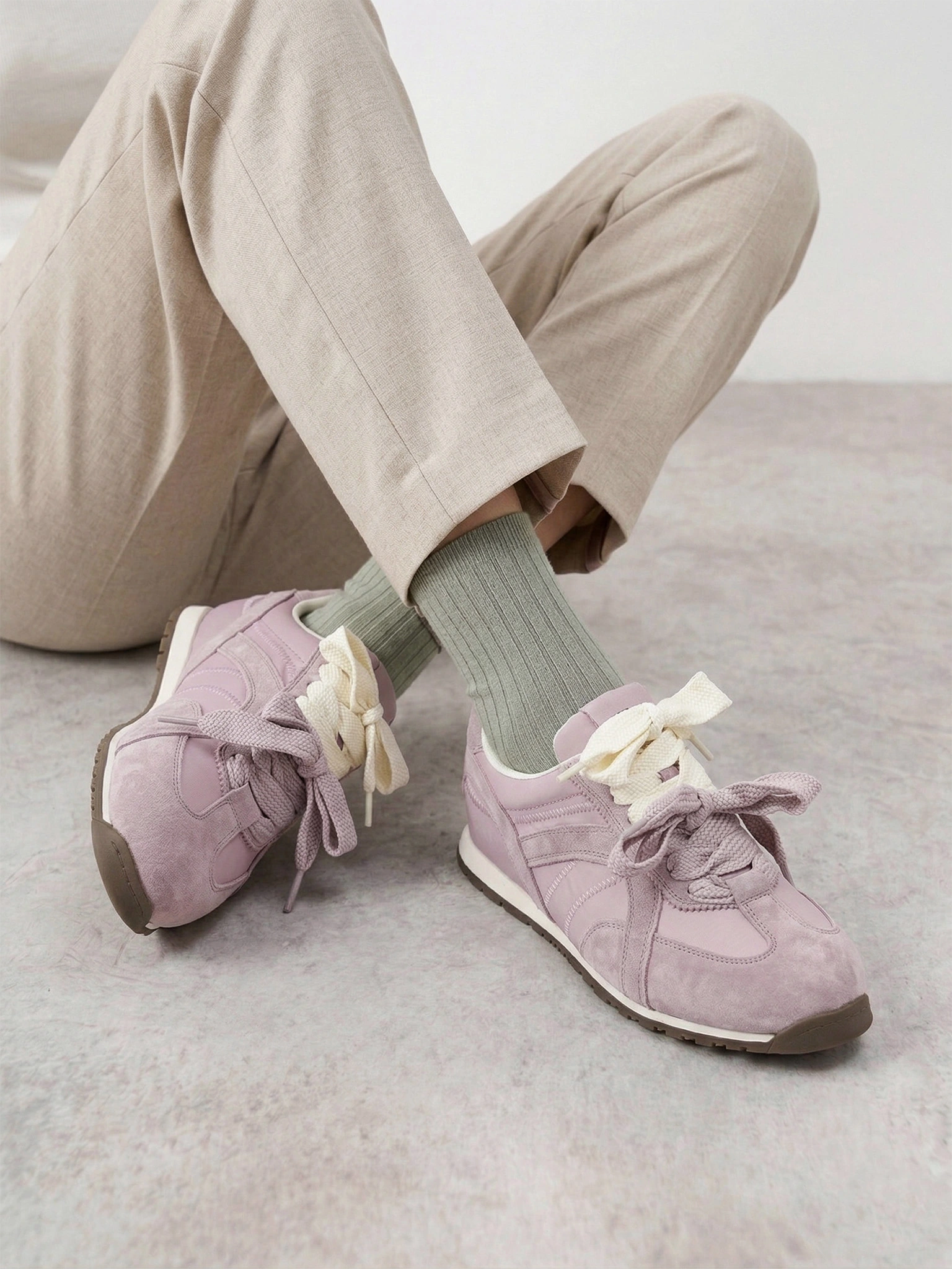 Кроссовки комбинированные сиреневого цвета на низкой подошве